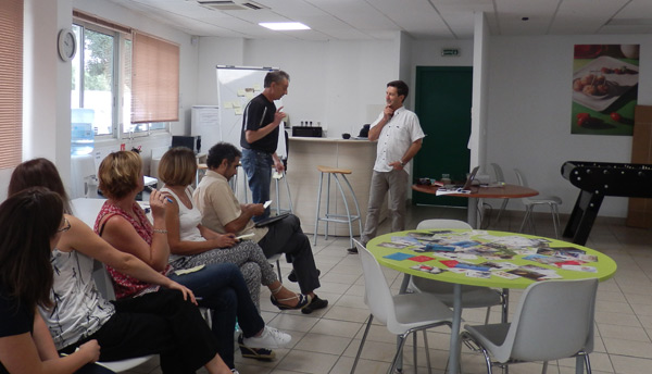 Philippe Chartin en séance de coaching, team building pour Kairos-Pro.